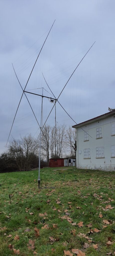 Le 10 avril, nous avons procéder au déménagement du radio club du Magny (reste en place temporairement la salle de réunion et la cuisine).